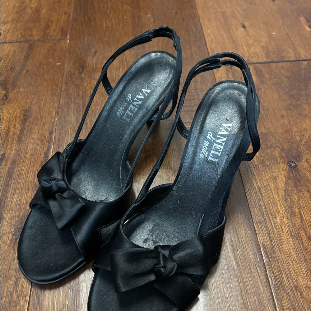 Vaneli di notte slingback Satin Modern Comfort Slingback Heels